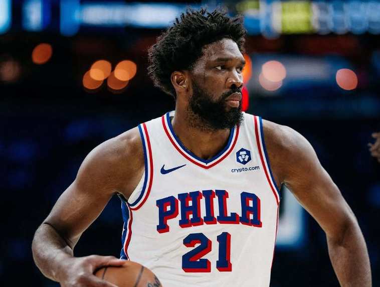 英超直播-恩比德复出7失误，探花郎15+8马克西爆砍33分，76人客场复仇猛龙